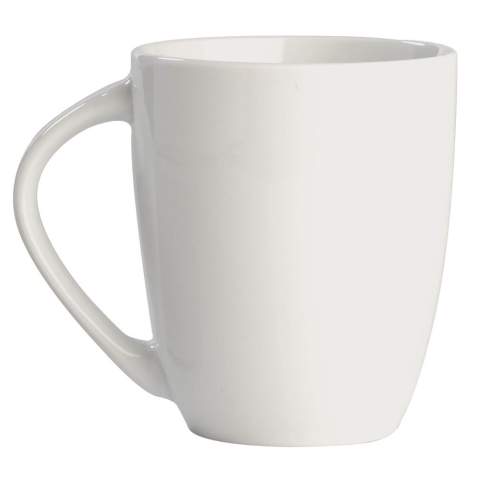 Tasse blanche en porcelaine. Style conique avec une grande anse.