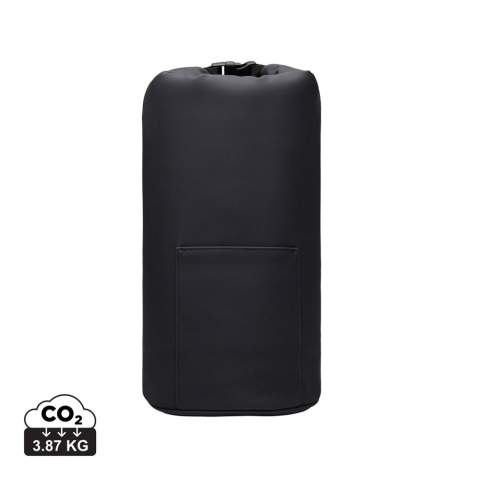 Sac isotherme spacieux au design moderne à rabat roulé qui allie style et fonctionnalité. Le rabat se replie et se roule pour se fermer de manière sécurisée, ce qui permet de conserver le froid à l'intérieur. Il est doté d'une poche extérieure profonde pour accéder rapidement aux petits objets et d'une bandoulière pour un transport confortable. Le sac isotherme est doublé d'une isolation en PEVA pour conserver plus longtemps la fraîcheur de son contenu. Certifié RCS (Recycled Claim Standard), la certification RCS garantit que l'ensemble de la chaîne d'approvisionnement des matériaux recyclés est certifié. Le contenu recyclé total est basé sur le poids total du produit. Ce produit contient 23 % de polyester recyclé certifié RCS.