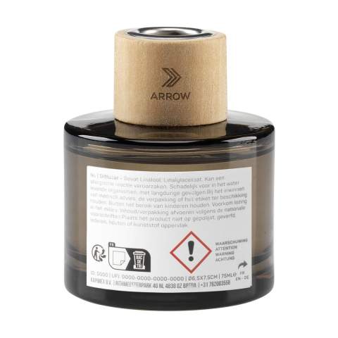 Dit decoratieve, glazen parfumflacon, met houten accent, van het merk Wooosh is gevuld met een heerlijk geurende Green Herbs parfumolie. Door de stokjes in het parfumflacon te plaatsen wordt het parfum geabsorbeerd en verdampt de olie geleidelijk. De lucht vult zich met een kruidig en natuurlijk aroma, dat een gevoel van harmonie, rust en ontspanning oproept en tegelijkertijd een verfrissende werking heeft. Een aangename geur tijdens het uitoefenen van yoga en meditatie, maar ook weldadig in een wellnessruimte, badkamer of woonkamer. De intensiteit van de geur kan worden geregeld door meer of minder stokjes in het flacon te plaatsen. Dit flacon is gevuld met 75 ml parfumolie en wordt geleverd inclusief 6 mini-stokjes en een gebruiksaanwijzing. Per stuk in een luxe Wooosh geschenkverpakking.