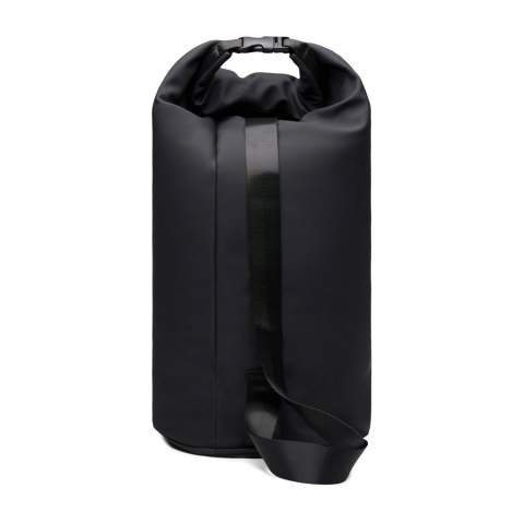 Sac isotherme spacieux au design moderne à rabat roulé qui allie style et fonctionnalité. Le rabat se replie et se roule pour se fermer de manière sécurisée, ce qui permet de conserver le froid à l'intérieur. Il est doté d'une poche extérieure profonde pour accéder rapidement aux petits objets et d'une bandoulière pour un transport confortable. Le sac isotherme est doublé d'une isolation en PEVA pour conserver plus longtemps la fraîcheur de son contenu. Certifié RCS (Recycled Claim Standard), la certification RCS garantit que l'ensemble de la chaîne d'approvisionnement des matériaux recyclés est certifié. Le contenu recyclé total est basé sur le poids total du produit. Ce produit contient 23 % de polyester recyclé certifié RCS.
