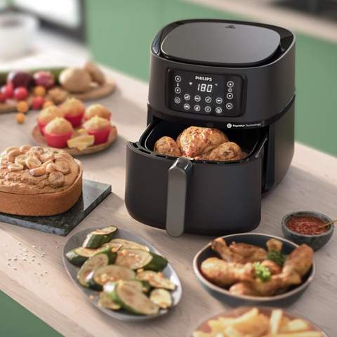 Met de Philips Airfryer XXL Connected en de meegeleverde bakpan bereid je een breed scala aan gerechten, waaronder een kleine taart of cake. Je bedient de airfryer eenvoudig via spraakbesturing of de HomeID-app op je smartphone. Via de app stuur je recepten naar de airfryer en houd je de baktijd op afstand in de gaten. Met een royale capaciteit van 1,4 kilogram bak je tot wel 5 porties friet tegelijk. Dankzij de gebruiksvriendelijke bediening kun je met één druk op de knop de ideale baktemperatuur en -tijd instellen voor vlees, groenten en vis, zonder je zorgen te maken over de juiste instellingen. Ontdek de veelzijdigheid van de Philips Airfryer XXL Connected, die met 16 verschillende kookfuncties – waaronder frituren, bakken, grillen, braden, drogen, toasten, ontdooien en fermenteren – eindeloze mogelijkheden biedt voor creatieve culinaire experimenten.