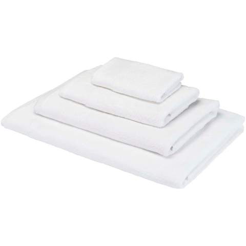 Cette serviette de haute qualité et durable de 550 g/m² propose une épaisseur agréable, un toucher soyeux et se révèle très douce sur la peau. Cet article est certifié STANDARD 100 by OEKO-TEX®. Cette certification garantit que le produit textile a été fabriqué à l'aide de procédés durables, dans des conditions de travail respectueuses de l'environnement et socialement responsables, et qu'il est exempt de produits chimiques ou de matières synthétiques nocives. Disponible dans plusieurs couleurs magnifiques pour parfaire la décoration de tout type de salle de bain, dans une maison ou un hôtel. La serviette est teinte avec un procédé de teinture sans eau qui réduit la demande en eau douce. Cela évite également la production de gros volumes d'eau polluée, caractéristiques des procédés de teinture à base d'eau. Dimensions de la serviette : 50 x 100 cm. Fabriquée en Europe. 