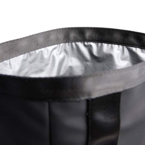 Sac isotherme spacieux au design moderne à rabat roulé qui allie style et fonctionnalité. Le rabat se replie et se roule pour se fermer de manière sécurisée, ce qui permet de conserver le froid à l'intérieur. Il est doté d'une poche extérieure profonde pour accéder rapidement aux petits objets et d'une bandoulière pour un transport confortable. Le sac isotherme est doublé d'une isolation en PEVA pour conserver plus longtemps la fraîcheur de son contenu. Certifié RCS (Recycled Claim Standard), la certification RCS garantit que l'ensemble de la chaîne d'approvisionnement des matériaux recyclés est certifié. Le contenu recyclé total est basé sur le poids total du produit. Ce produit contient 23 % de polyester recyclé certifié RCS.