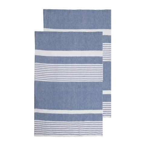 Dieses Set kleiner Ella-Hamamtücher von Sagaform ist aus dünner, gewebter, recycelter Baumwolle (70%) und Polyester (30%) hergestellt. Das charakteristische Muster der Streifen ist typisch für Sagaform. Sie trocknen schnell und lassen sich leicht aufhängen. Kann also als Küchenhandtuch verwendet werden, aber genauso gut zusammengerollt an den Strand, ins Schwimmbad oder in die Trainingstasche. Verpackt in einer schönen Kartonhülle.