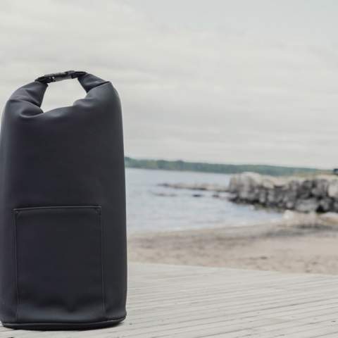 Sac isotherme spacieux au design moderne à rabat roulé qui allie style et fonctionnalité. Le rabat se replie et se roule pour se fermer de manière sécurisée, ce qui permet de conserver le froid à l'intérieur. Il est doté d'une poche extérieure profonde pour accéder rapidement aux petits objets et d'une bandoulière pour un transport confortable. Le sac isotherme est doublé d'une isolation en PEVA pour conserver plus longtemps la fraîcheur de son contenu. Certifié RCS (Recycled Claim Standard), la certification RCS garantit que l'ensemble de la chaîne d'approvisionnement des matériaux recyclés est certifié. Le contenu recyclé total est basé sur le poids total du produit. Ce produit contient 23 % de polyester recyclé certifié RCS.