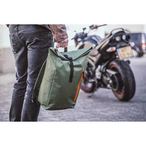 Sac à dos urbain robuste et pratique en polyester 600 D résistant avec une doublure en PVC imperméable et partiellement en nylon. Le sac à dos est muni d'une grande poche intérieure, d'une poche des deux côtés et d'une grande poche zippée à l'avant. L'arrière du sac est en mousse pour plus de confort. Bretelles rembourrées et réglables. Muni d'une boucle de transport. Avec fermeture enroulable et système pratique à cliquet. Le sac idéal pour un usage quotidien. Capacité env. 18 litres.