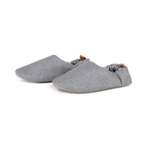Entrez dans le confort de nos pantoufles Moulton. Fabriquées en polyester RCS, ces pantoufles offrent un maximum de confort et de style. Dotées d'un élastique à l'arrière, elles sont conçues pour s'adapter à plusieurs tailles et sont disponibles en deux options : S/M (tailles 36-40) et L/XL (tailles 41-45). Certifiée par RCS (Recycled Claim Standard), la certification RSC garantit que l'ensemble de la chaîne d'approvisionnement en matériaux recyclés est certifiée. Le contenu recyclé total est basé sur le poids total du produit. Ce produit contient 32 % (S/M) et 37 % (L/XL) de polyester recyclé certifié RCS.