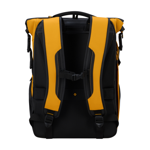 Ecodiver bepaalt de nieuwe standaard in het casual assortiment van Samsonite. Deze collectie combineert functionaliteit met een stijlvol design en is ontworpen met oog voor veiligheid en comfort. Gebruikmakend van gerecycleerde materialen, past Ecodiver perfect bij Samsonites wereldwijde strategie ‘Our Responsible Journey’. De waterafstotende coating maakt van deze collectie de perfecte keuze voor alle avonturen, in de natuur of in een stad. Samsonite geeft 2 jaar wereldwijde (beperkte) garantie op dit model.<br />De Laptop Backpack L is de grootste laptoprugzak uit de collectie. Het ruime hoofdcompartiment is geschikt voor A4 formaat documenten en voorzien van een laptop-en tabletvak. Aan de voorzijde is de tas voorzien van een voorvak met ritssluiting wat is uitgerust met een compleet zakelijk organisatie paneel met diverse insteekvakken en een ritsvak van netstof waardoor spullen overzichtelijk opgeborgen kunnen worden. Op het voorvak is nog een verticaal ritsvak te vinden voor het opbergen van de kleinste spullen die je altijd binnen handbereik wilt houden. Aan de zijkant is de tas voorzien van een flessenhouder die netjes weggewerkt is achter een rits.<br />Optimaal comfort is gegarandeerd dankzij het gevoerde rugpaneel, ergonomische schouderriemen, comfortabel handvat aan bovenzijde en een in hoogte verstelbare borstriem. Dankzij de smart-sleeve aan de achterkant is de tas gemakkelijk te bevestigen aan de trekstang van een koffer of reistas op wielen en de reflecterende details zorgen ervoor dat je extra opvalt in het donker. Safety First!
