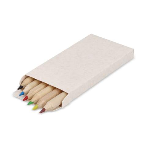 Un ensemble de 6 crayons de couleur emballés dans une boîte en brique de lait recyclé. Idéal pour les projets créatifs à la maison, à l'école ou en déplacement, ce set est parfait pour les enfants, et les plus grands, qui aiment dessiner. Associé à l'impression numérique écologique, il offre une option à la fois amusante et durable. Un choix judicieux pour artiste