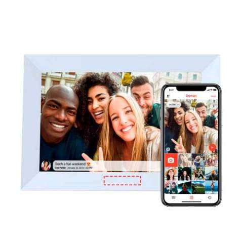 De digitale fotolijst Prado ontvangt foto's en video's die via mobiele telefoons zijn verzonden via de Frameo-app. U kunt berichten aan de foto toevoegen wanneer deze van het apparaat naar de lijst wordt overgebracht. Hiermee kunt u foto's importeren vanaf een microSD-kaart of via USB. Hij heeft een instelbare snelheid en verschillende beeldweergavemodi: diavoorstelling, preview, zoom en rotatiefunctie. Daarnaast heeft hij twee gaten om aan de muur op te hangen. 10" IPS-scherm met een resolutie van 1280 x 800 (ondersteunt Full HD-video). RAM 1 GB / intern geheugen 16 GB. Speakers 2 x 2 W. Vooraf geïnstalleerde Frameo-app. Ingangen: Mini-USB OTG, SD/MMC/MS-kaart.
