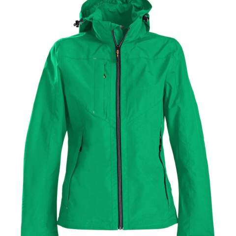 Sportieve hardshell jas voor dames in een moderne look en met verschillende praktische zakken. Tweekleurige ritssluiting vooraan en decoratieve stiksels. zipper pullers in contrasterende kleur. Deze kunnen indien gewenst vervangen worden door één van de andere beschikbare kleuren.