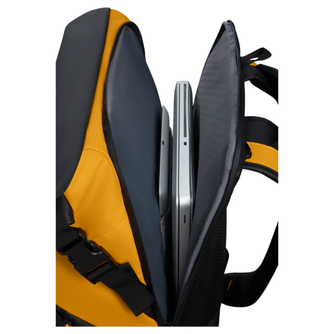 Ecodiver bepaalt de nieuwe standaard in het casual assortiment van Samsonite. Deze collectie combineert functionaliteit met een stijlvol design en is ontworpen met oog voor veiligheid en comfort. Gebruikmakend van gerecycleerde materialen, past Ecodiver perfect bij Samsonites wereldwijde strategie ‘Our Responsible Journey’. De waterafstotende coating maakt van deze collectie de perfecte keuze voor alle avonturen, in de natuur of in een stad. Samsonite geeft 2 jaar wereldwijde (beperkte) garantie op dit model.<br />De Laptop Backpack L is de grootste laptoprugzak uit de collectie. Het ruime hoofdcompartiment is geschikt voor A4 formaat documenten en voorzien van een laptop-en tabletvak. Aan de voorzijde is de tas voorzien van een voorvak met ritssluiting wat is uitgerust met een compleet zakelijk organisatie paneel met diverse insteekvakken en een ritsvak van netstof waardoor spullen overzichtelijk opgeborgen kunnen worden. Op het voorvak is nog een verticaal ritsvak te vinden voor het opbergen van de kleinste spullen die je altijd binnen handbereik wilt houden. Aan de zijkant is de tas voorzien van een flessenhouder die netjes weggewerkt is achter een rits.<br />Optimaal comfort is gegarandeerd dankzij het gevoerde rugpaneel, ergonomische schouderriemen, comfortabel handvat aan bovenzijde en een in hoogte verstelbare borstriem. Dankzij de smart-sleeve aan de achterkant is de tas gemakkelijk te bevestigen aan de trekstang van een koffer of reistas op wielen en de reflecterende details zorgen ervoor dat je extra opvalt in het donker. Safety First!