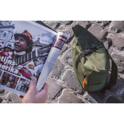 Sac à dos urbain robuste et pratique en polyester 600 D résistant avec une doublure en PVC imperméable et partiellement en nylon. Le sac à dos est muni d'une grande poche intérieure, d'une poche des deux côtés et d'une grande poche zippée à l'avant. L'arrière du sac est en mousse pour plus de confort. Bretelles rembourrées et réglables. Muni d'une boucle de transport. Avec fermeture enroulable et système pratique à cliquet. Le sac idéal pour un usage quotidien. Capacité env. 18 litres.