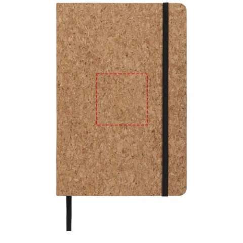 Een A5-formaat notitieboek met kurken omslag, zwart elastiek en bladwijzer. Bevat 80 bladen van 70 g/m2 lijntjespapier.
