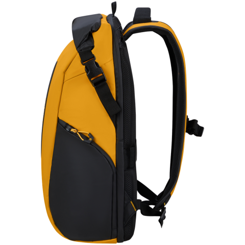 Ecodiver bepaalt de nieuwe standaard in het casual assortiment van Samsonite. Deze collectie combineert functionaliteit met een stijlvol design en is ontworpen met oog voor veiligheid en comfort. Gebruikmakend van gerecycleerde materialen, past Ecodiver perfect bij Samsonites wereldwijde strategie ‘Our Responsible Journey’. De waterafstotende coating maakt van deze collectie de perfecte keuze voor alle avonturen, in de natuur of in een stad. Samsonite geeft 2 jaar wereldwijde (beperkte) garantie op dit model.<br />De Laptop Backpack L is de grootste laptoprugzak uit de collectie. Het ruime hoofdcompartiment is geschikt voor A4 formaat documenten en voorzien van een laptop-en tabletvak. Aan de voorzijde is de tas voorzien van een voorvak met ritssluiting wat is uitgerust met een compleet zakelijk organisatie paneel met diverse insteekvakken en een ritsvak van netstof waardoor spullen overzichtelijk opgeborgen kunnen worden. Op het voorvak is nog een verticaal ritsvak te vinden voor het opbergen van de kleinste spullen die je altijd binnen handbereik wilt houden. Aan de zijkant is de tas voorzien van een flessenhouder die netjes weggewerkt is achter een rits.<br />Optimaal comfort is gegarandeerd dankzij het gevoerde rugpaneel, ergonomische schouderriemen, comfortabel handvat aan bovenzijde en een in hoogte verstelbare borstriem. Dankzij de smart-sleeve aan de achterkant is de tas gemakkelijk te bevestigen aan de trekstang van een koffer of reistas op wielen en de reflecterende details zorgen ervoor dat je extra opvalt in het donker. Safety First!