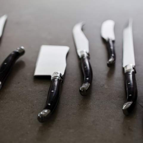 Ensemble exclusif de couteaux à fromage en acier inoxydable, composé de deux couteaux à fromage et d'un couteau à beurre avec un manche en pakkawood noir. Emballé dans une boîte cadeau exclusive.