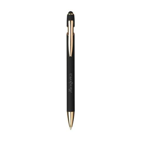 WoW! Blauwschrijvende balpen met houder van 100% RCS-gecertificeerd gerecycled aluminium en koperen legering. De roségouden accenten geven de pen een chique uitstraling. De houder is voorzien van een rubberized soft touch finish en een rubberen top/pointer voor het bedienen van touchscreens. Met metalen clip. RCS-gecertificeerd. Totaal gerecycled materiaal: 95%.    Door het gebruik van gerecycled aluminium worden er minder nieuwe grondstoffen gebruikt tijdens de productie van dit product. Dit betekent minder energieverbruik en minder gebruik van water.