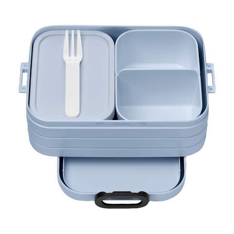 Bento lunchbox van het merk Mepal. De lunchbox is voorzien van twee aparte vakken, plus een extra box met vorkje. De Bento is robuust en beschikt over een handige sluiting.  Het deksel sluit perfect en is voorzien van een afdichtring zodat de inhoud lang vers blijft. De bentobakjes in de lunchbox mogen (zonder deksel) in de magnetron. Een hoogwaardig kwaliteitsproduct. Inhoud 900 ml. Geschikt voor maximaal 4 boterhammen. BPA-vrij en Food Approved. Met 2 jaar Mepal fabrieksgarantie. Made in Holland.   VOORRAAD INFORMATIE: Tot 1.000 stuks beschikbaar binnen 10 werkdagen. Uitzonderingen voorbehouden.