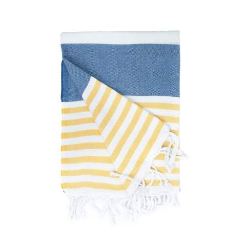 Das Hamamtuch T1-HAMMARINE Hammam Marine Navy Blue/Gold in der Größe 100 x 180 cm ist ideal für einen Strandbesuch oder einen Wellnesstag.<br />Durch den dünnen Stoff nimmt das Hamamtuch nicht viel Platz ein.<br />Die Fransen oben und unten sorgen für einen luxuriösen Look.<br />Jedes marineblaue Hamamtuch besteht aus 2 Farben.<br />Die Hamamtücher haben eine hohe Absorptionsrate.