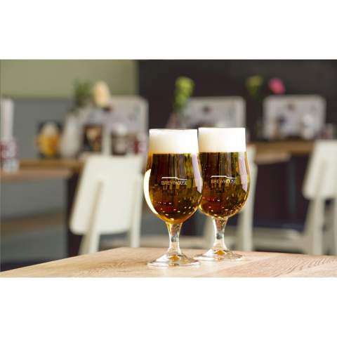 Hohes Bierglas mit Standfuß. Fassungsvermögen 370 ml. Hergestellt in Europa.