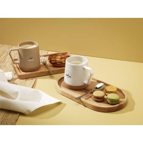 Luxe serveertray van gestoomd beukenhout. Perfect voor het presenteren van hapjes en ideaal voor het stijlvol serveren van koffie of thee. De rechhoekige tray heeft een trendy design met afgeronde hoeken en opstaande rand. Het hout is afkomstig uit Europese bossen. Made in Europe.