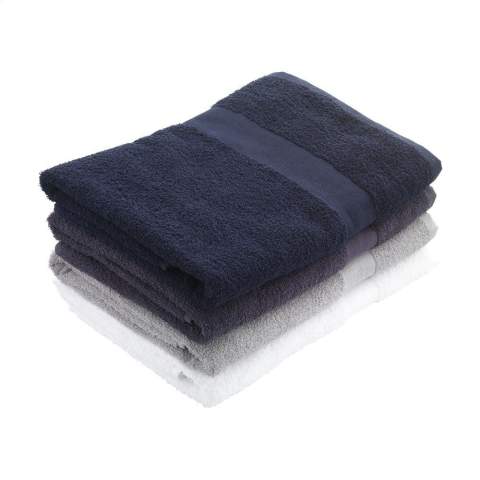 Dieses Badetuch der Marke Wooosh besteht zu 50% aus recycelter Baumwolle und zu 50% aus Baumwolle. Das Badetuch mit einer praktischen Schlaufe und einem eingewobenen Band ist rundherum mit einer wunderschönen Bordüre aus Baumwolle versehen. Die sanfte Textur des dicht gewebten Frottees vermittelt Ihnen ein Gefühl von Luxus und Komfort nach einer belebenden Dusche oder einem warmen Bad. Die Fasern der 400 Gramm schweren Frottee-Baumwolle nehmen viel Feuchtigkeit auf und sorgen beim Abtrocknen für ein angenehmes Hautgefühl. So erleben Sie einen besonderen Genussmoment. Mit seiner zeitlosen Ausstrahlung passt dieses Badtextil zu jeder Einrichtung. Dieses Produkt ist zu GRS-zertifiziert und wird mit besonderer Rücksicht auf Mensch und Umwelt hergestellt.