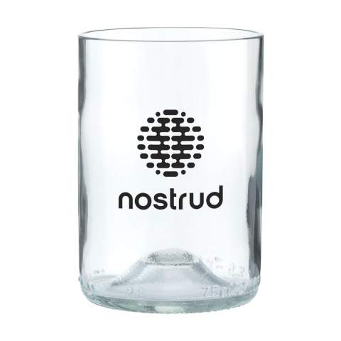 Ein Design Trinkglas hergestellt aus einer recycelten Weinflasche. Ein einzigartiges Glas der Marke Rebottled®, in dem man die Original-Weinflasche sofort erkennt. Das Glas liegt gut in der Hand und hat eine glatte Oberfläche. Von hoher Qualität und geeignet für Wasser, Softdrinks oder Cocktails. Spülmaschinengeeignet bis 60°C. Um den Aufdruck zu erhalten, wird Waschen von Hand empfohlen. Pro Stück in einer originellen Geschenkbox aus recyceltem FSC®-zertifiziertem Karton geliefert. Niederländisches Design. Made in Holland. Fassungsvermögen ca. 400 ml. Aufdruck nur in schwarz oder weiß möglich.     Rebottled® ist eine Marke, die leere Weinflaschen zu 100% kreisförmige Designobjekte upcycelt.