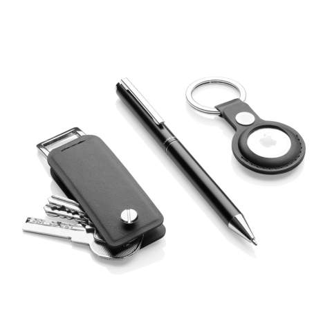 Ontdek het ultieme organisatietrio: de gestroomlijnde Swiss Peak Tula RCS-gecertificeerde sleutelhouder, praktische AirTag-houder en gerecyclede aluminium pen. Ontworpen voor efficiëntie en stijl, houdt de sleutelhouder uw sleutels op orde (voor maximaal 4 sleutels), terwijl de AirTag-houder ervoor zorgt dat u uw waardevolle spullen nooit uit het oog verliest. Plus, maak aantekeningen met de gerecyclede aluminium pen. Verhoog uw dagelijkse uitrusting met deze perfecte set. Gemaakt met RCS (Recycled Claim Standard) gecertificeerde gerecyclede materialen. RCS-certificering zorgt voor een volledig gecertificeerde toeleveringsketen van de gerecyclede materialen. Dit product bevat 7% RCS Gecertificeerd Gerecycled PU en 8% RCS Gecertificeerd Gerecycled Aluminium.