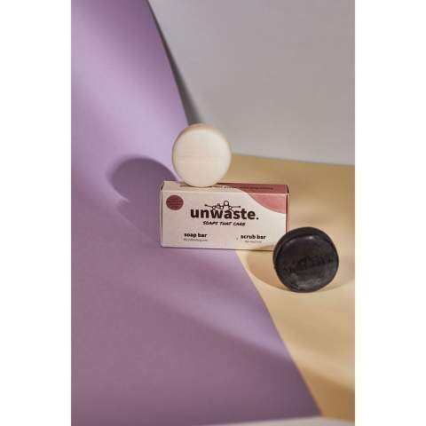 Un ensemble composé d'une savon solide et d'une barre de gommage dans un seul emballage. Fabriqué par la marque Unwaste. Le savon solide est fait d'écorces d'orange, le barre de gommage est fait de marc de café et d'huile de pin. Caractéristiques : un parfum naturel agréable, un gommage naturel, le pouvoir nettoyant et la couleur du café et des agrumes. Les ingrédients sont d'origine naturelle. Les produits sont végan, sans cruauté et 100% (micro) sans plastique. Fabriqué en Hollande. Emballé par set dans une boîte composée à 100% de déchets agricoles.