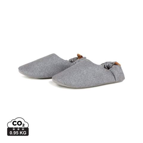 Entrez dans le confort de nos pantoufles Moulton. Fabriquées en polyester RCS, ces pantoufles offrent un maximum de confort et de style. Dotées d'un élastique à l'arrière, elles sont conçues pour s'adapter à plusieurs tailles et sont disponibles en deux options : S/M (tailles 36-40) et L/XL (tailles 41-45). Certifiée par RCS (Recycled Claim Standard), la certification RSC garantit que l'ensemble de la chaîne d'approvisionnement en matériaux recyclés est certifiée. Le contenu recyclé total est basé sur le poids total du produit. Ce produit contient 32 % (S/M) et 37 % (L/XL) de polyester recyclé certifié RCS.