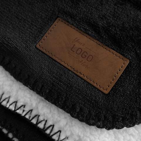 Ontdek het ultieme comfort van onze fleeceplaid met sherpa achterzijde! Met een afmeting van 120x150 cm biedt deze plaid de perfecte warmte en zachtheid voor knusse momenten. Personaliseer het met jouw borduursel en voeg een PU label met jouw logo toe. Het ideale relatiegeschenk, promotieartikel of kerstpakket! Bestel nu en geniet van een warm gebaar.