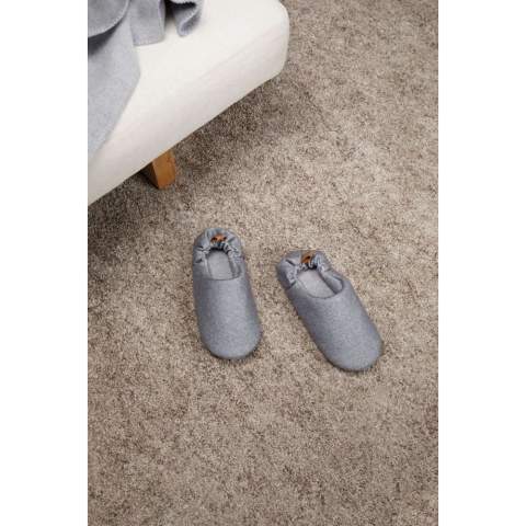 Entrez dans le confort de nos pantoufles Moulton. Fabriquées en polyester RCS, ces pantoufles offrent un maximum de confort et de style. Dotées d'un élastique à l'arrière, elles sont conçues pour s'adapter à plusieurs tailles et sont disponibles en deux options : S/M (tailles 36-40) et L/XL (tailles 41-45). Certifiée par RCS (Recycled Claim Standard), la certification RSC garantit que l'ensemble de la chaîne d'approvisionnement en matériaux recyclés est certifiée. Le contenu recyclé total est basé sur le poids total du produit. Ce produit contient 32 % (S/M) et 37 % (L/XL) de polyester recyclé certifié RCS.