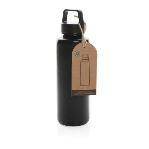 Diese schöne Flasche mit Henkel ist aus RCS-zertifiziert recyceltem PP hergestellt. Die RCS-Zertifizierung gewährleistet eine vollständig zertifizierte Lieferkette der recycelten Materialien. Der Becher verfügt über einen auslaufsicheren Drehdeckel für unterwegs. Gesamter Recyclinganteil: 97% basierend auf dem Gesamtgewicht des Artikels. BPA-frei. Fassungsvermögen: 500ml. Ein FSC®-zertifiziertes Kraftetikett ist im Lieferumfang enthalten.