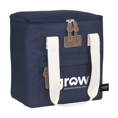 Deze stijlvolle royale koeltas van het merk Wooosh is gemaakt van stevig RPET 600D polyester. Met een handig ritsvak aan de voorzijde voor het opbergen van een telefoon, identiteitsbewijs of portefeuille. De aantrekkelijke accenten, zoals de luxe ritstrekkers en de zachte, geweven draagriemen, vallen direct op. Dankzij de isolerende laag blijven drankjes en etenswaren prima op temperatuur. Ideaal voor een ontspannen picknick, een dagje strand of voor onderweg. GRS-gecertificeerd. Totaal gerecycled materiaal: 30%. Inhoud ca. 9 liter.