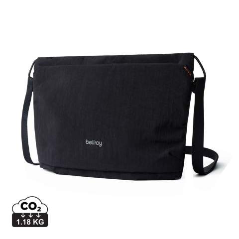 Het ultieme in licht dragen, deze minimalistische lichtgewicht crossbody houdt je zakken vrij in de stad of tijdens het reizen. Duurzaam ripstopmateriaal is 3x lichter dan onze andere stof. Kan worden opgevouwen of opgerold en ingepakt voor op reis. Uitbreidbare opslag. Voorste ritscompartiment met ingebouwde sleutelclip. Verrassend ruim hoofdcompartiment. Twee insteekzakken voor kleine items. Lichtgewicht verstelbare band.