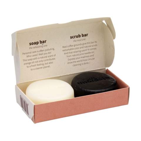 Un ensemble composé d'une savon solide et d'une barre de gommage dans un seul emballage. Fabriqué par la marque Unwaste. Le savon solide est fait d'écorces d'orange, le barre de gommage est fait de marc de café et d'huile de pin. Caractéristiques : un parfum naturel agréable, un gommage naturel, le pouvoir nettoyant et la couleur du café et des agrumes. Les ingrédients sont d'origine naturelle. Les produits sont végan, sans cruauté et 100% (micro) sans plastique. Fabriqué en Hollande. Emballé par set dans une boîte composée à 100% de déchets agricoles.