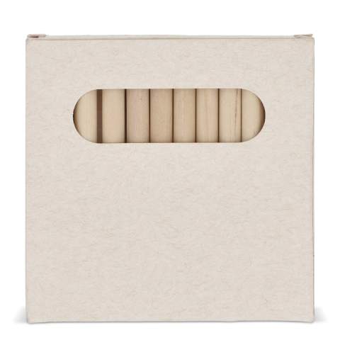 Ein Set mit 12 farbenfrohen Buntstiften, verpackt in einer recycelten Milchkartonschachtel. Dieses Set ist ideal für kreative Projekte zu Hause, in der Schule oder unterwegs und eignet sich perfekt für Kinder und die gerne zeichnen und malen. Kombiniert mit dem Öko-Digitaldruck ist es eine nachhaltige Option, die sowohl Spaß macht als auch umweltbewusst ist.