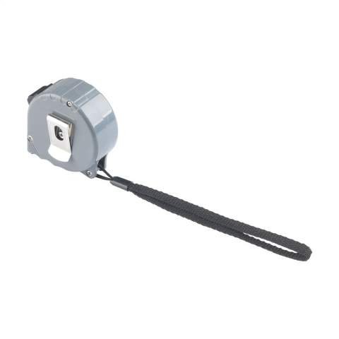 WoW! Mètre-ruban en plastique ABS recyclé. Le ruban en acier dur mesure 5 mètres de long sur 1,9 cm de large. La mesure est indiquée en centimètres. Ce mètre-ruban est doté d'un clip ceinture et d'un bracelet en polyester. Calibré selon les normes européennes. Certifié RCS. Matière recyclée totale : 14%. Chaque article est fourni dans une boite individuelle en papier kraft marron.