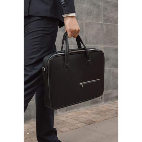 Diese stilvolle Laptoptasche schützt Ihren Laptop und bietet praktische Lösungen für den täglichen Bedarf. Sie verfügt über eine extrabreite Öffnung für einfachen Zugriff. Die Tasche hat stabile Griffe für einen bequemen Halt und einen verstellbaren Schultergurt für flexibles und komfortables Tragen, egal ob Sie ins Büro, zu einem Meeting oder auf Reisen gehen. Passend für die meisten Laptops bis zu 15". Bitte beachten Sie: Die Displayabmessungen können von den Laptopabmessungen abweichen. Zertifiziert nach RCS (Recycled Claim Standard). Die RCS-Zertifizierung garantiert, dass die gesamte Lieferkette der recycelten Materialien zertifiziert ist. Der Gesamtanteil an recycelten Materialien basiert auf dem Gesamtgewicht des Produkts. Dieses Produkt enthält 39% RCS-zertifiziert recyceltes Polyester.<br /><br />FitsLaptopTabletSizeInches: 15.0