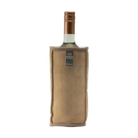 Ce refroidisseur à vin de la marque KYWIE® est fabriqué à la main en peau de mouton Texel 100% naturelle. Ce refroidisseur maintient votre bouteille de vin ou de champagne à une température toujours fraîche. Mieux que tout autre matériau, à part la glace. L'intérieur en laine fine est un bio-isolant naturel et retient l'air (froid) dans le refroidisseur. Une bouteille de vin pré-réfrigérée restera fraîche jusqu'à 4 heures. Ce refroidisseur à vin spécial est léger et facile à ranger, protège la bouteille et facilite le versement. De plus, ce matériau est anti-salissures. Convient aux bouteilles de vin de 0,7 litre et aux bouteilles d'eau d'un litre. Pratique à la maison et sur la route, été comme hiver.  Les refroidisseurs étant fabriqués à la main à partir de peau de mouton véritable et naturelle, la couleur, la texture et les marques peuvent varier légèrement. Cela ajoute à la beauté et au caractère individuel de chaque refroidisseur. Un cadeau malin, durable et original. Modèles néerlandais. Fabriqué en Hollande. Par pièce dans un sac en coton.