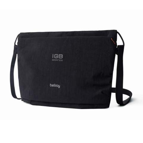 Het ultieme in licht dragen, deze minimalistische lichtgewicht crossbody houdt je zakken vrij in de stad of tijdens het reizen. Duurzaam ripstopmateriaal is 3x lichter dan onze andere stof. Kan worden opgevouwen of opgerold en ingepakt voor op reis. Uitbreidbare opslag. Voorste ritscompartiment met ingebouwde sleutelclip. Verrassend ruim hoofdcompartiment. Twee insteekzakken voor kleine items. Lichtgewicht verstelbare band.