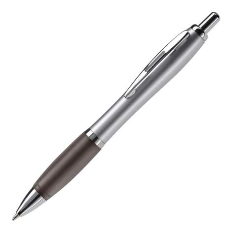 Stylo de couleur argent avec clip en métal. Existe en différentes couleurs.  Cartouche d'encre bleue. Mécanisme en push. Marquage en tampographie ou en sérigraphie. Audit BSCI. Tous nos produits sont testés et certifiés, et répondent  aux normes sociales. 