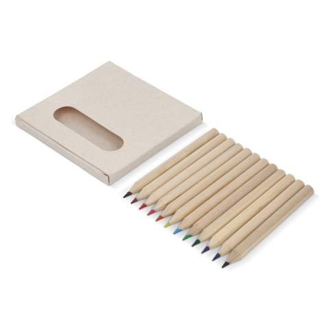 Ein Set mit 12 farbenfrohen Buntstiften, verpackt in einer recycelten Milchkartonschachtel. Dieses Set ist ideal für kreative Projekte zu Hause, in der Schule oder unterwegs und eignet sich perfekt für Kinder und die gerne zeichnen und malen. Kombiniert mit dem Öko-Digitaldruck ist es eine nachhaltige Option, die sowohl Spaß macht als auch umweltbewusst ist.