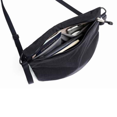Het ultieme in licht dragen, deze minimalistische lichtgewicht crossbody houdt je zakken vrij in de stad of tijdens het reizen. Duurzaam ripstopmateriaal is 3x lichter dan onze andere stof. Kan worden opgevouwen of opgerold en ingepakt voor op reis. Uitbreidbare opslag. Voorste ritscompartiment met ingebouwde sleutelclip. Verrassend ruim hoofdcompartiment. Twee insteekzakken voor kleine items. Lichtgewicht verstelbare band.