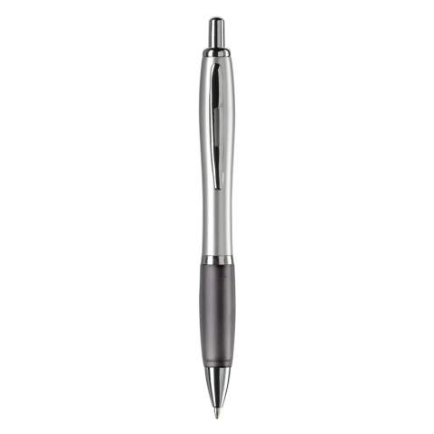 Stylo de couleur argent avec clip en métal. Existe en différentes couleurs.  Cartouche d'encre bleue. Mécanisme en push. Marquage en tampographie ou en sérigraphie. Audit BSCI. Tous nos produits sont testés et certifiés, et répondent  aux normes sociales. 