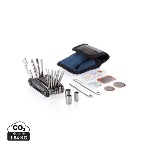 Kit comprenant un outil 15 fonctions avec tournevis droit, tournevis cruciforme, tournevis à douille, clés allen: 2mm, 2,5mm, 3mm, 4mm, 5mm, 6mm, clés: 8mm,10mm,15mm, clé à rayons: 14GE, douilles: 8mm, 9mm, 10mm, porte-outils en plastique noir avec  2 démonte-pneus chromés, colle, grattoir et 3 rustines. Livré dans une pochette bleue avec bande réfléchissante sur le dessus.