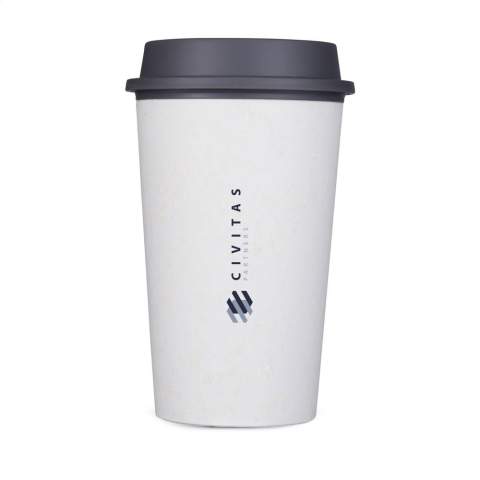 Dubbelwandige, circulaire herbruikbare koffie to-go beker met deksel. Een product van het merk Circular&Co. De buitenste isolerende laag van deze beker is gemaakt van gebruikte single-use koffiebekers. Met binnenwand en deksel met drinkopening van PP. De Now Cup is geïsoleerd waardoor je handen koel blijven en je koffie of thee warm. Lekvrij. 100% recyclebaar. Vaatwasserbestendig. Voor behoud van de opdruk wordt met de hand afwassen aanbevolen. Inhoud 340 ml. Made in the UK.      EXTRA INFO: Bij een minimale afname van 5.000 stuks is het deksel van dit product verkrijgbaar in elke PMS-kleur. Zo creëer je een perfecte match tussen product en opdruk. Per stuk verpakt.