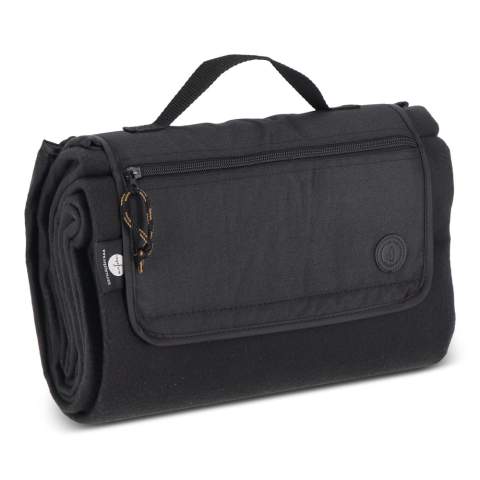 Luxurious and sporty picnic blanket with a water-repellent underside and a zipper pocket to store things. Made of high quality rPET material. The blanket is easy to roll up and can be carried by the handle. Made from recycled PET bottles.