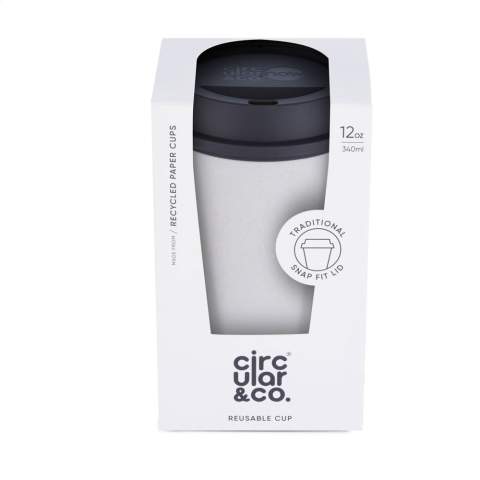 Dubbelwandige, circulaire herbruikbare koffie to-go beker met deksel. Een product van het merk Circular&Co. De buitenste isolerende laag van deze beker is gemaakt van gebruikte single-use koffiebekers. Met binnenwand en deksel met drinkopening van PP. De Now Cup is geïsoleerd waardoor je handen koel blijven en je koffie of thee warm. Lekvrij. 100% recyclebaar. Vaatwasserbestendig. Voor behoud van de opdruk wordt met de hand afwassen aanbevolen. Inhoud 340 ml. Made in the UK.      EXTRA INFO: Bij een minimale afname van 5.000 stuks is het deksel van dit product verkrijgbaar in elke PMS-kleur. Zo creëer je een perfecte match tussen product en opdruk. Per stuk verpakt.