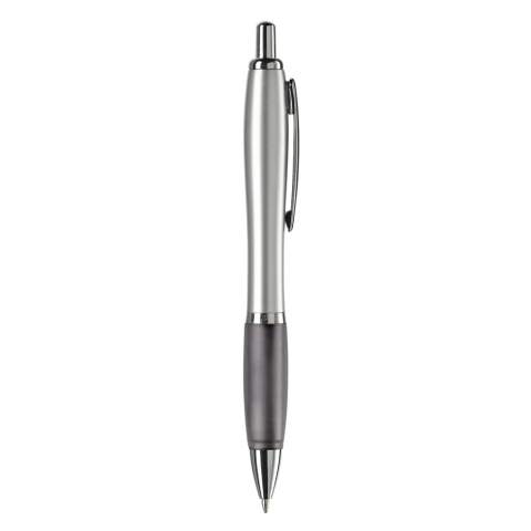 Stylo de couleur argent avec clip en métal. Existe en différentes couleurs.  Cartouche d'encre bleue. Mécanisme en push. Marquage en tampographie ou en sérigraphie. Audit BSCI. Tous nos produits sont testés et certifiés, et répondent  aux normes sociales. 